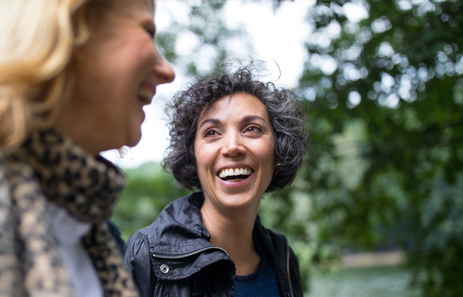 Mareike hat ein erhöhtes Risiko für Parodontitis. Claudia hat bereits entzündetes Zahnfleisch. Mit DentNet Zahn Protect können sie 3x pro Jahr eine Zahnreinigung durchführen lassen und ihre Zähne so ohne Extrakosten lange gesund halten.